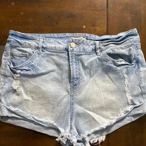 Women’s light colored jean shorts
